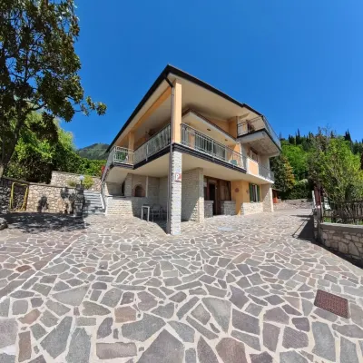 Villa Arianna – Panorama Suite, Lake Garda view apartment with pool
