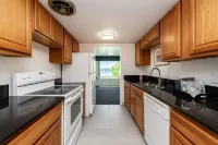 Oyster Bay Inn & Suites - balcony
