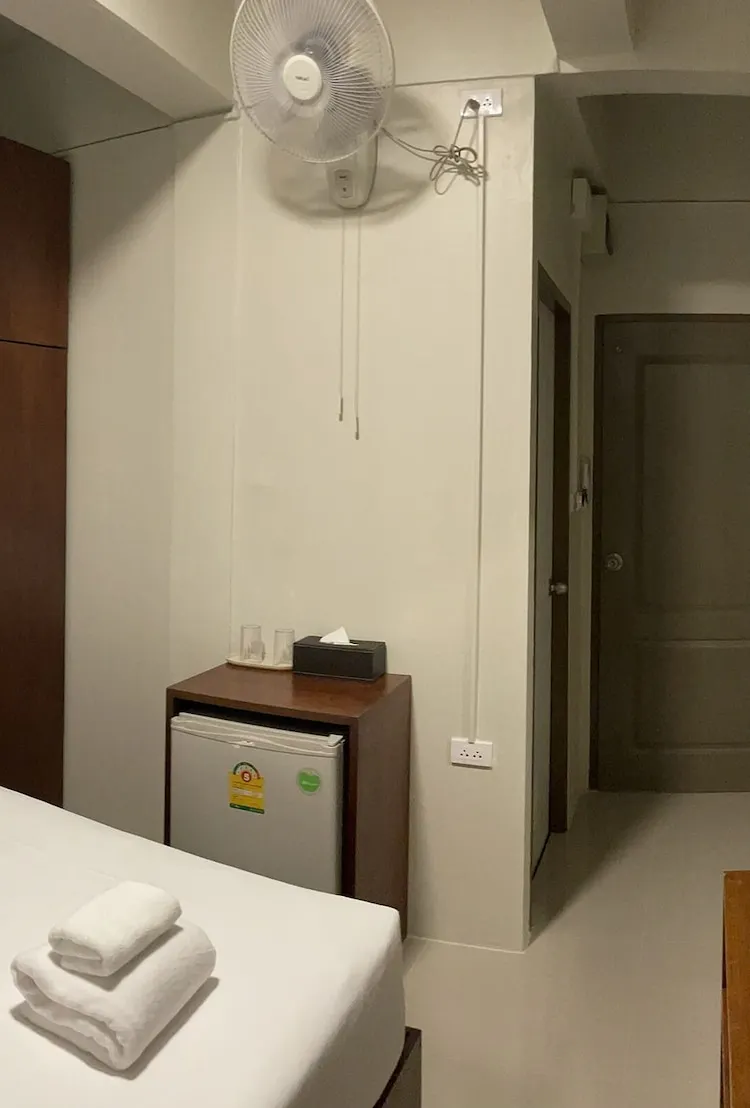 อีโคโนมีสตูดิโอ, เตียงควีนไซส์ 1 เตียง, ระเบียง