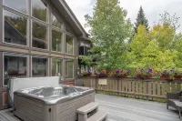 Hidden Gem, 4 Min to Lift 7 Garage, Hot Tub, Lux Kitchen, Big + Bright 4 Bedroom Condo by RedAwning - 停車場