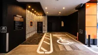 アパホテル＆リゾート〈博多駅東〉 - 駐車場
