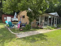 Lottie Mae’s Place has a warm cozy homely vibe. 2 minutes from town - 2-نجوم