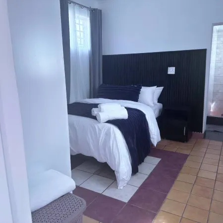 Apartment 2 - Charming Private Apartment in Roodepoort with Garden & Pool