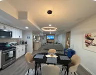 Modern beach apartment 1.0 mile to the beach... - 4 ดาว