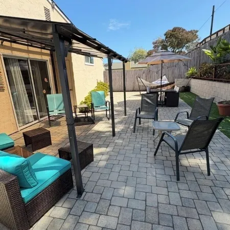 Charming Coastal Getaway!3 Bed 2 Bath with 3 Private Yards. Clean. Dog Friendly.