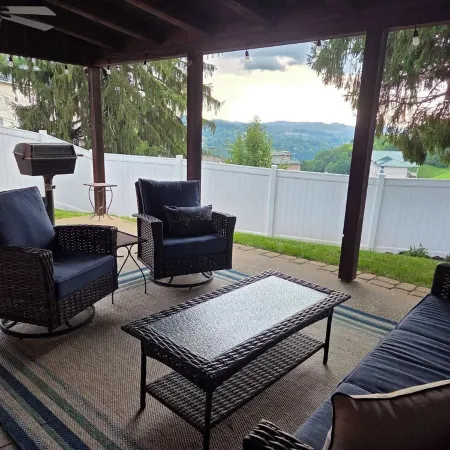 Charming retro house on University Ave, walking distance from WVU Stadium.