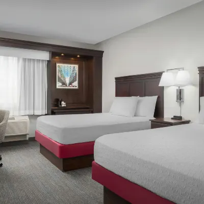 Hampton Inn & Suites Omaha-Downtown Hotel dekat Artists Coopertive Gallery