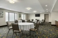 Hampton Inn & Suites by Hilton Montreal-Dorval - parking