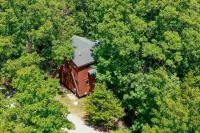 Hot Tub & Barrel Sauna: Lakefront Innsbrook Chalet - 3-Star