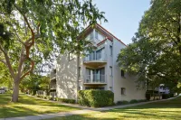 Pinnacle Apartments - 3-Star