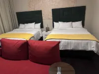 Comfortable Guest Room in Ekurhuleni with Shared Pool - Pools