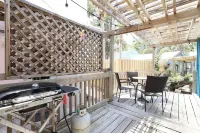BlueDolphin Cottage Walk To Siesta Beach - 3-Star