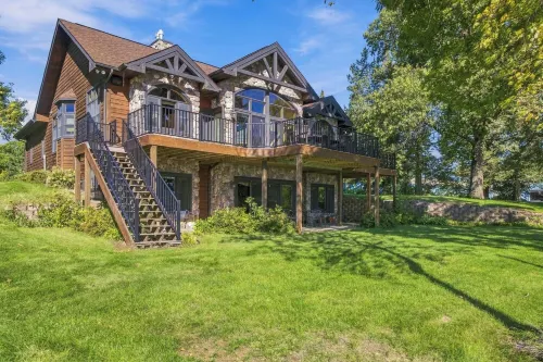 Large Bay Lake Lakefront Cabin w/Game Room & Water-View Deck, Dock and more… - Homestays