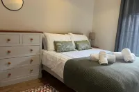 3-Bed Central Apartment - Sleeps 5 & Pets Ok - Condos