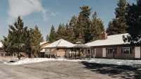 Vintage Lakeside Inn - parking