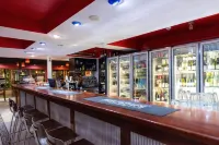 Bay Village Tropical Retreat & Apartments - bar