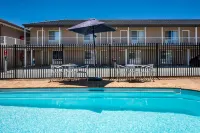 Winning Post Motor Inn - Swimmingpools