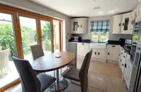 Priory Cottage - Luxury Cottage, Near to Beach