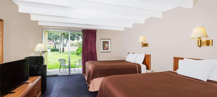 Howard Johnson by Wyndham Vero Beach / Downtown Hotels in Indian River County