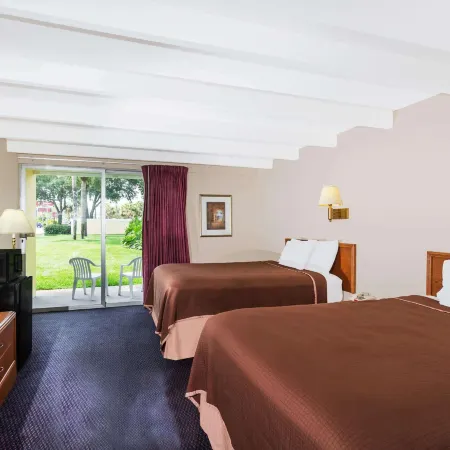 Howard Johnson by Wyndham Vero Beach / Downtown