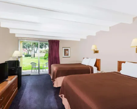 Howard Johnson by Wyndham Vero Beach / Downtown Hotels in Indian River County