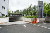 Crown Hotel Changwon - Motels