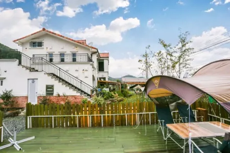 Goseong Mediterranean Camp House Pension Отели в г. Косон