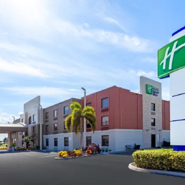 Holiday Inn Express & Suites Clewiston by IHG