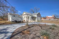 Gorgeous Home 1 Blk from Main with Hot Tub & Fire Pit! Hotels in Fredericksburg