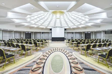 Clayton Hotel Düsseldorf City Centre Отели рядом с достопримечательностью «Neuer Zollhof»