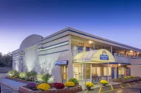 Days Inn & Suites by Wyndham Dayton North Hotels in Butler Township