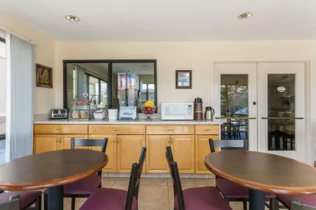 Super 8 by Wyndham Slidell