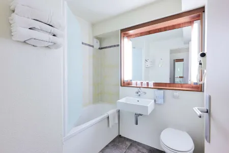 Campanile Paris Est - Porte de Bagnolet Отели в г. Баньоле