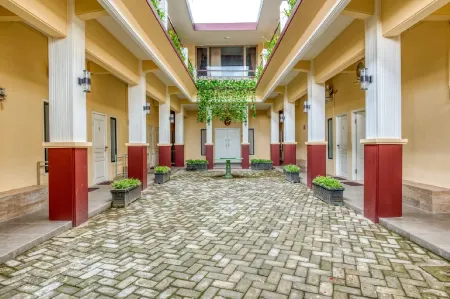 RedDoorz Syariah Near Kebon Rojo Park Blitar Отели в г. Blitar Regency