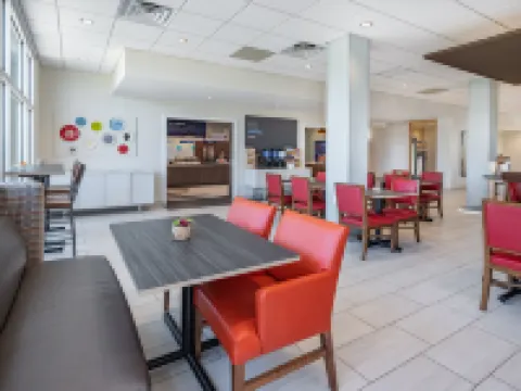 Holiday Inn Express & Suites Ruskin - Sun City by IHG