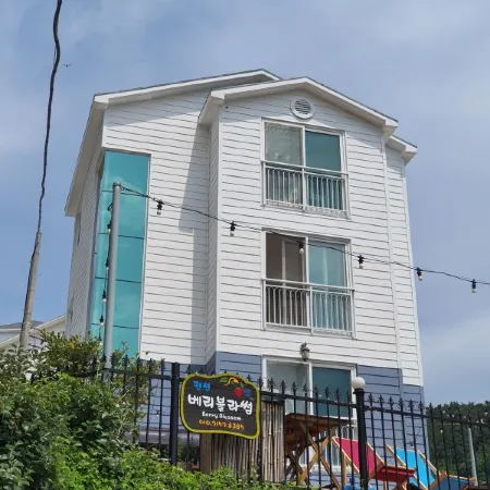 Geojedo Berry Blossom Pension