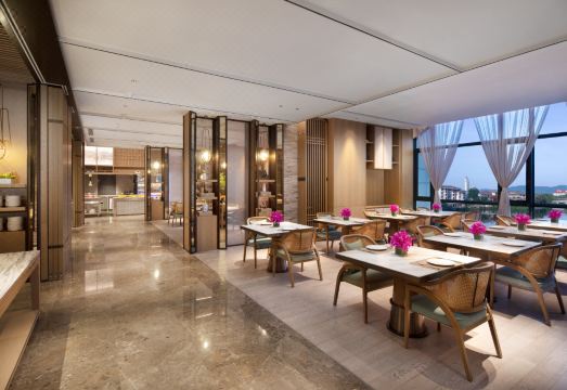 Holiday Inn & Suites Sanya Yalong Bay Hotel Overview