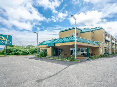 Hotel Quality Suites Отели в г. Сент-Брижит-де-Лаваль