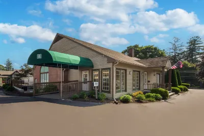 Quality Inn Hotels near Monument Mountain