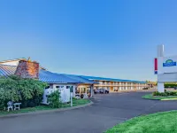 Days Inn & Suites by Wyndham St. Ignace Lakefront Hotels in Mackinac County