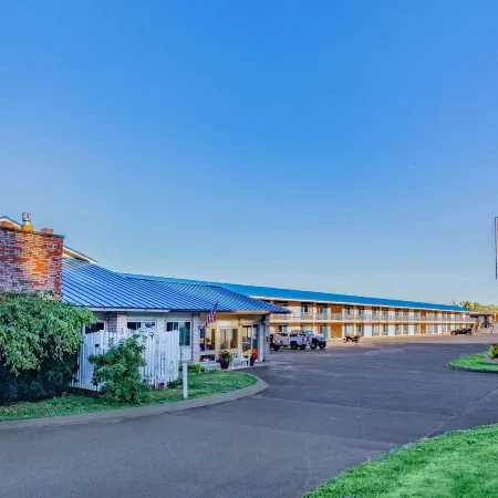 Days Inn & Suites by Wyndham St. Ignace Lakefront