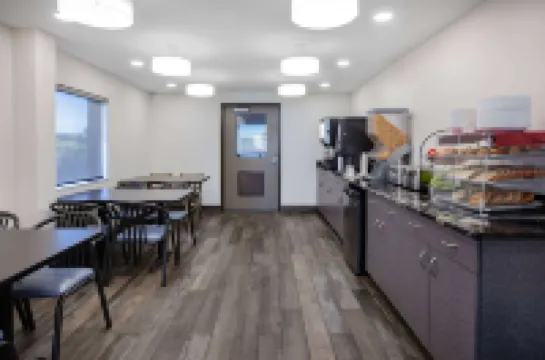 Super 8 by Wyndham Ambassador Bridge Windsor on