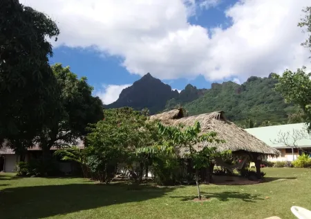Linareva Moorea Beach Resort Отели в г. Паопао