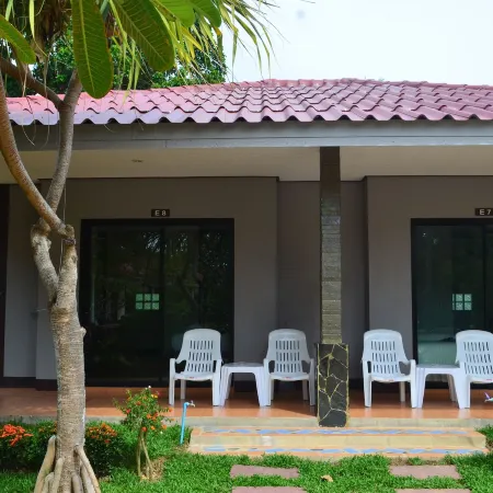 Lanta Nice Beach Resort Отели рядом с достопримечательностью «Khao Mai Khew Cave»