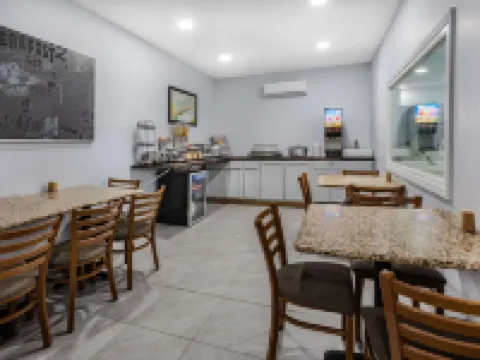 AmericInn by Wyndham Quincy クインシーのホテル