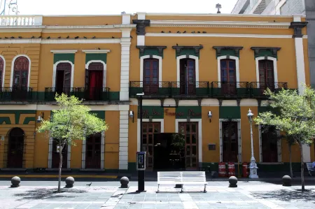 Hotel San Francisco Plaza Отели рядом с достопримечательностью «Госпиталь Кабаньяс»