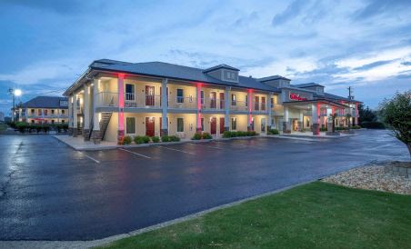 Baymont by Wyndham Calhoun - Housity