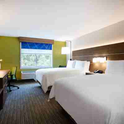 Holiday Inn Express & Suites Deland South Rooms