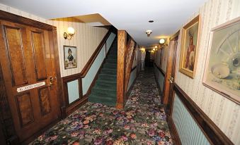 Saddleback Inn at Lake Arrowhead