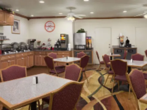 โฮเวิร์ด จอห์นสัน บายวินด์แฮม สนามบินโอคลาโฮมาซิตี้/แฟร์กราวด์ส โรงแรมในโอคลาโฮมาซิตี้